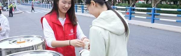 华体会体育-铜梁龙体育场首场中超联赛 暖心宠粉让球迷似“回家”