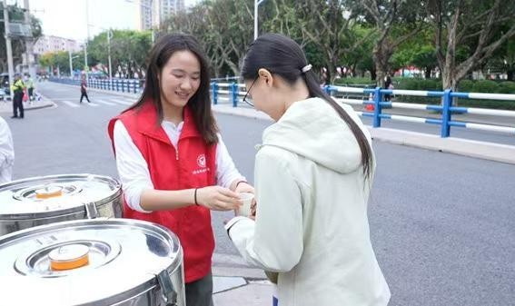 华体会体育-铜梁龙体育场首场中超联赛 暖心宠粉让球迷似“回家”